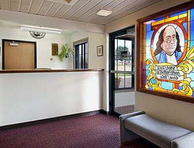 Super 8 By Wyndham Fairmont Hotel Interior photo
