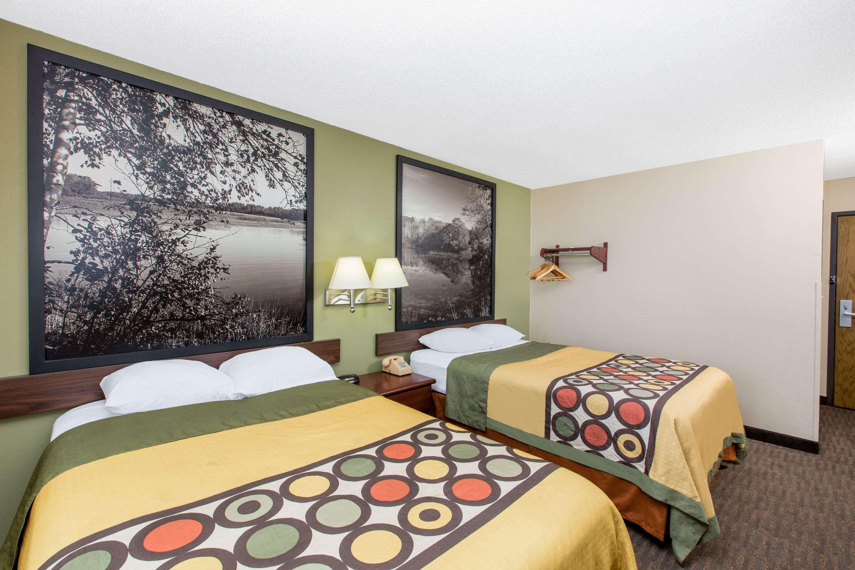 Super 8 By Wyndham Fairmont Hotel Exterior photo