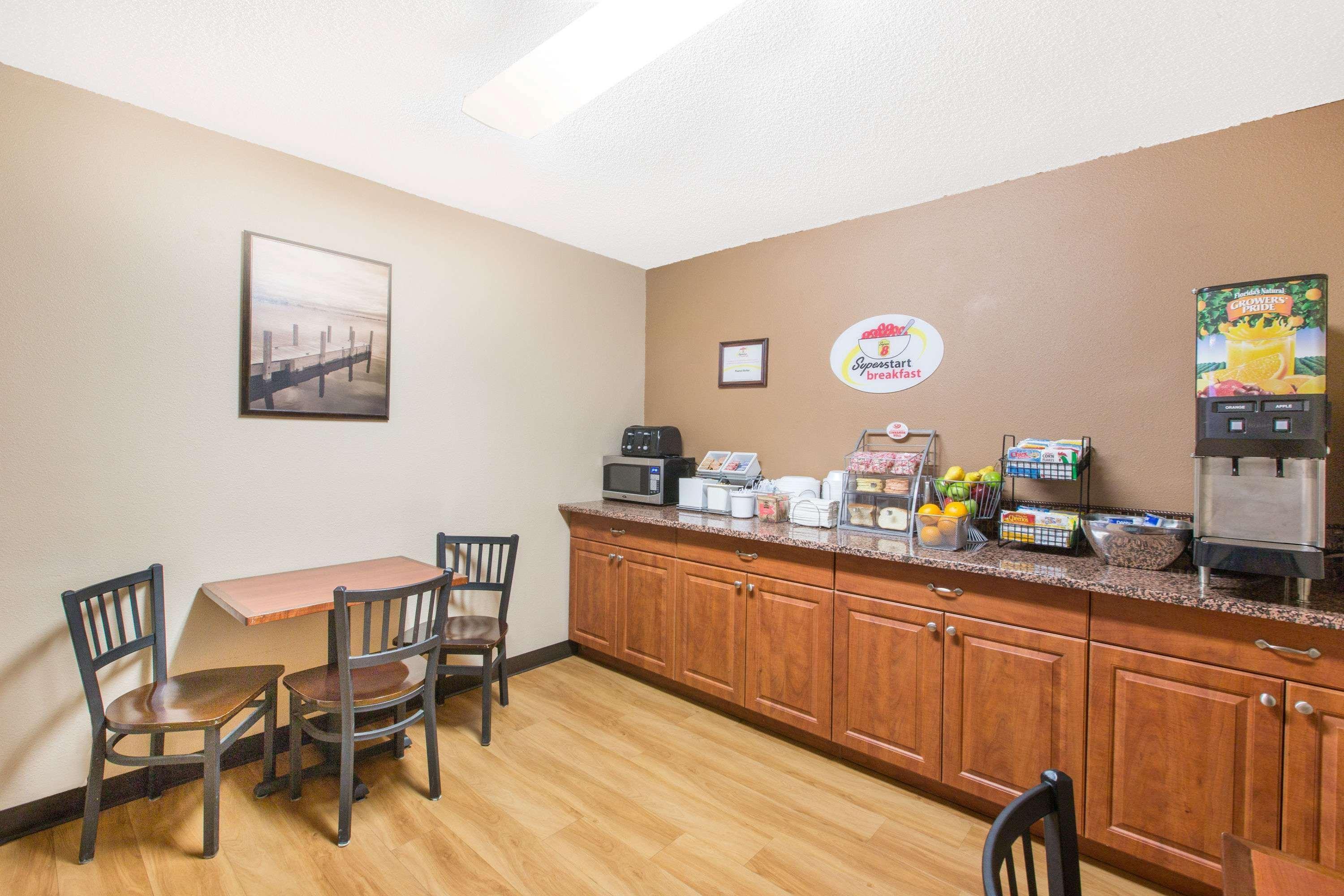 Super 8 By Wyndham Fairmont Hotel Exterior photo