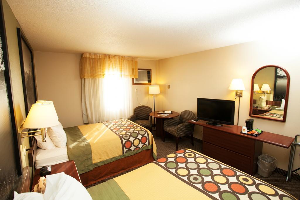Super 8 By Wyndham Fairmont Hotel Exterior photo