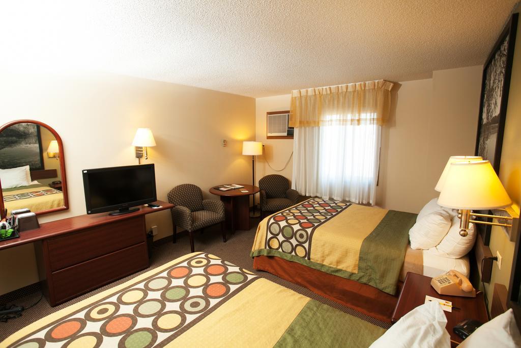 Super 8 By Wyndham Fairmont Hotel Exterior photo
